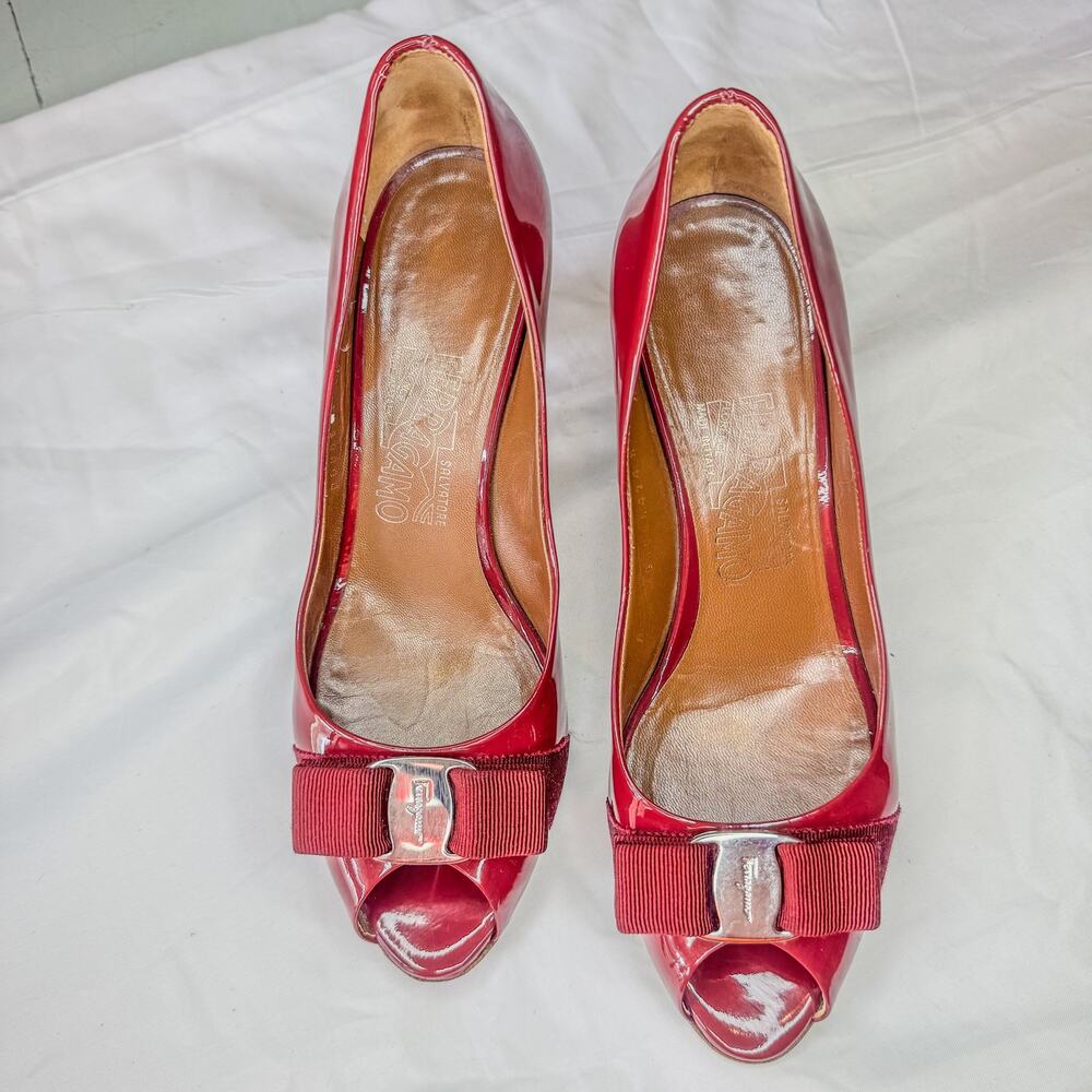 Vtg Salvatore Ferragamo Vara Bow Pink Patent Leather Peep Toe Kitten Heels 7